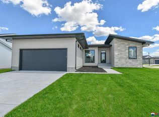 917 W Panorama Rd, Lincoln, NE 68523