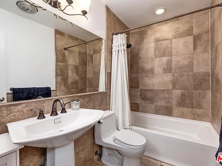 5805 Whitsett Ave #206 — Photo 12