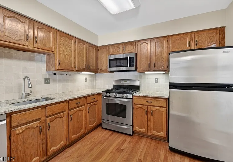 140 Kingston Ct — Photo 9