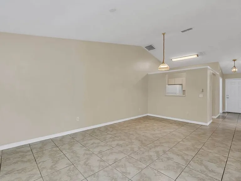1740 E Line St #1 — Photo 3