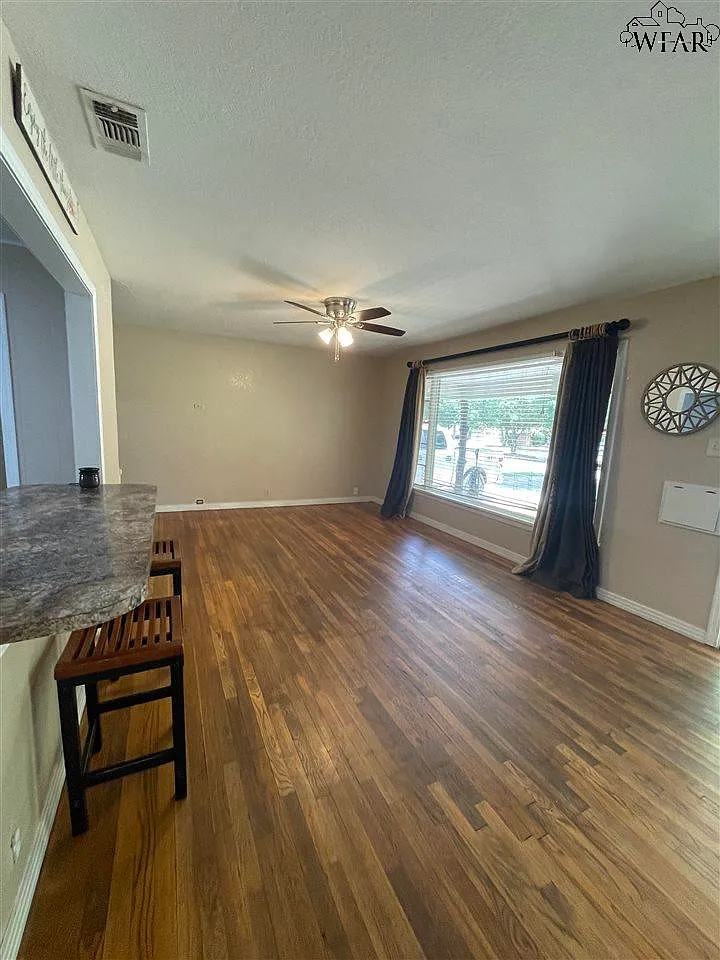 2 bed, 1.0 bath, 1180 sqft, $1,100 — Photo 2