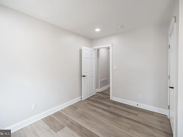 521 N Douglas St — Photo 18