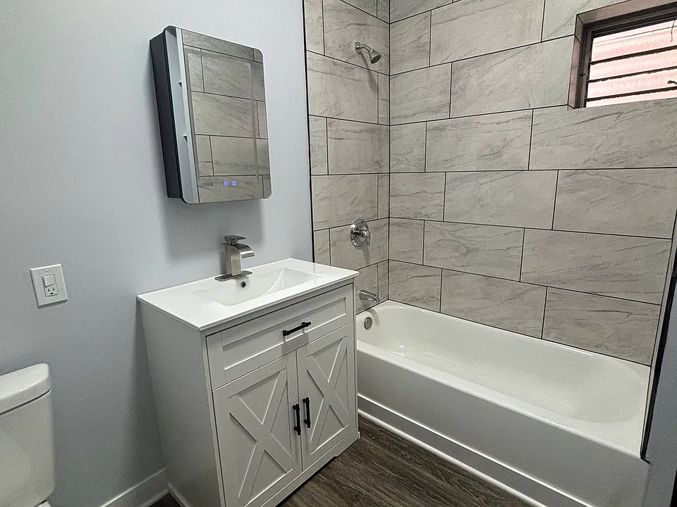 Modern, spacious bathroom