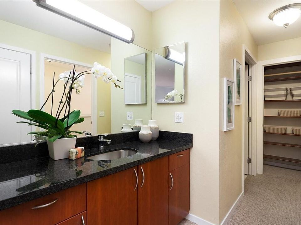 1st image of 88 King St Unit 118