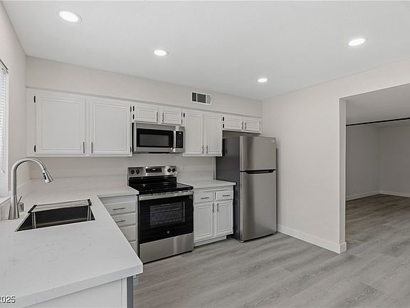 2nd image of 3305 Fairview Ln