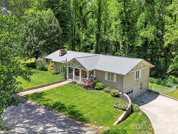 3rd image of 711 Oak Terrace Ln