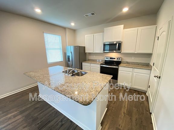 3rd image of 102 Oaktree St