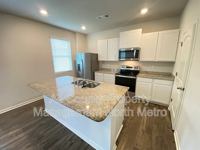 102 Oaktree St — Photo 3