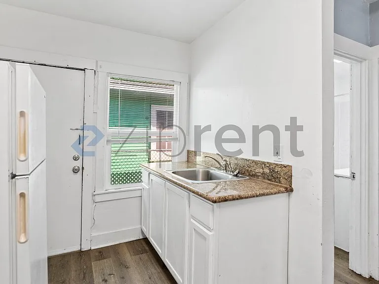 5917 Avenal Ave — Photo 10