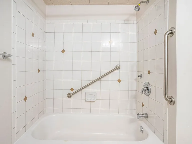 Maple Court Apartments — Photo 17