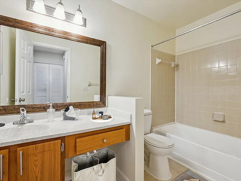One Bedroom Large - 1 Bed / 1 Bath - 715 Sq.Ft.