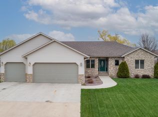 1410 Clover Ln SE, Owatonna, MN 55060