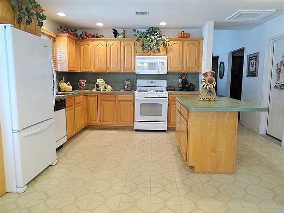 5th image of 16 Strawberry Patch Ct