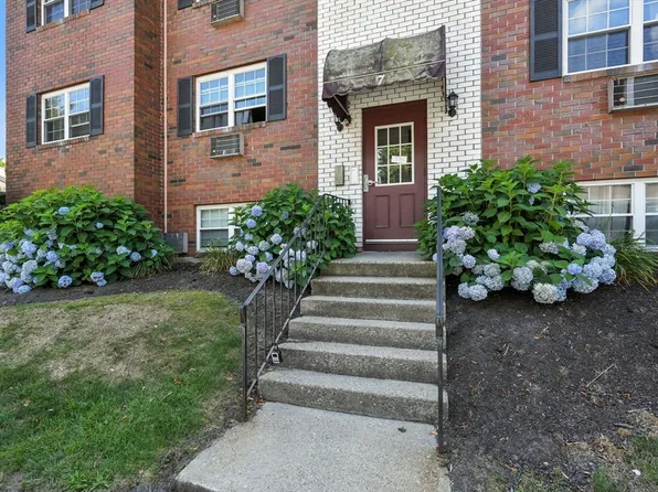 7 Maple Crest Cir APT E, Holyoke, MA 01040