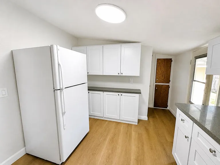 468 Jeffries Ave — Photo 14