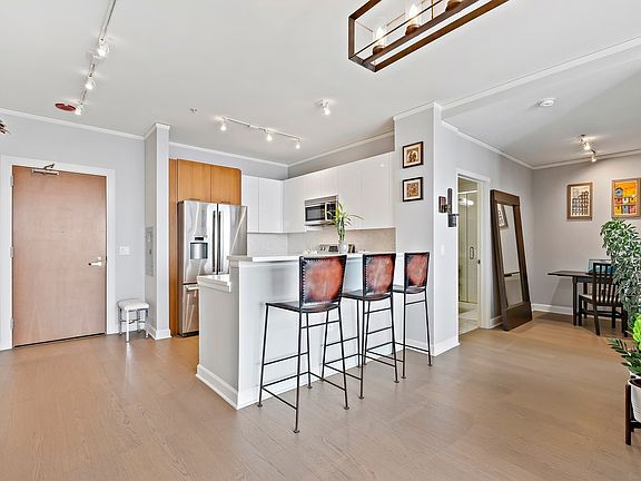 3rd image of 1901 S Calumet Ave #2912