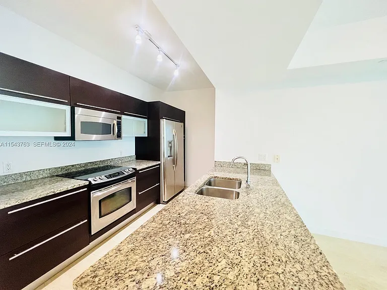 950 Brickell Bay Dr — Photo 2
