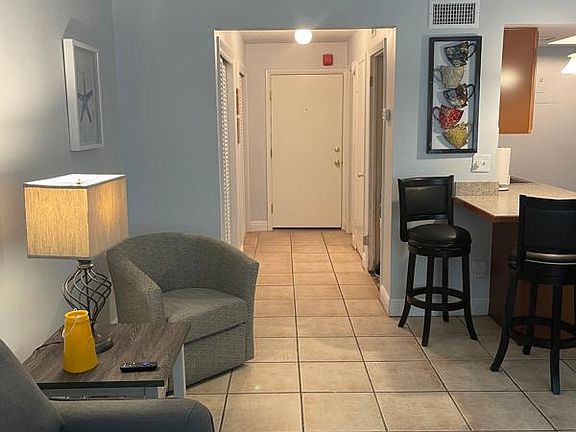 4th image of 320 Columbia Dr #319
