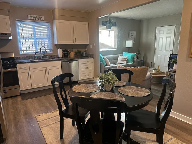208 University Blvd SE — Photo 2