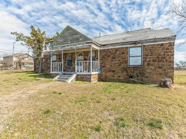 401 Strong St, Bowie, TX 76230