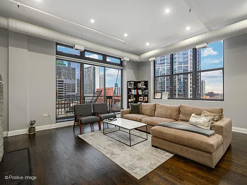 360 W Illinois St #10F Photo 1