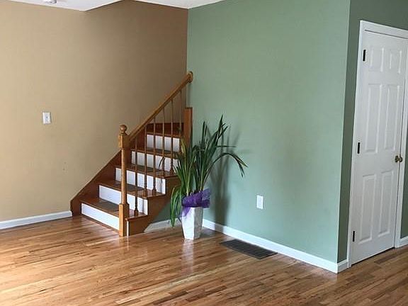 3rd image of 18 Riverbank Cir