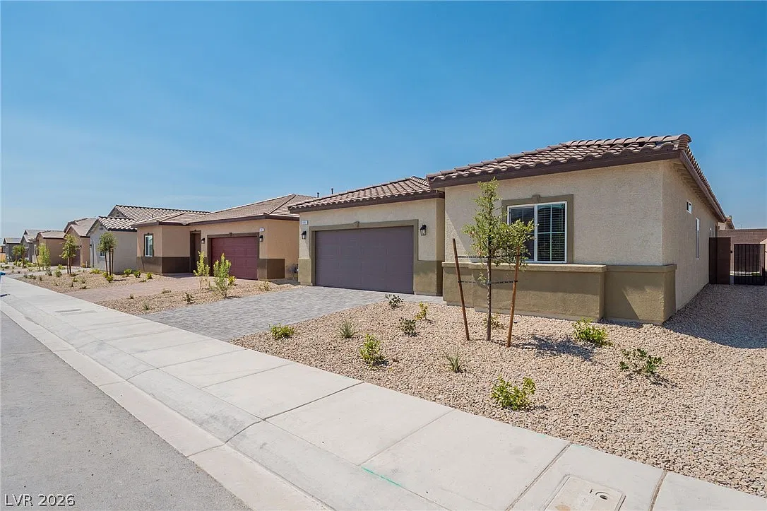 4 bed, 2.0 bath, 1824 sqft, $2,400 — Photo 3