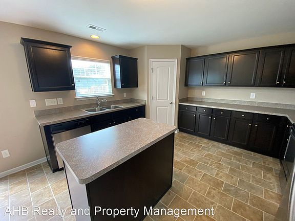 5th image of 527 Macgregor Dr