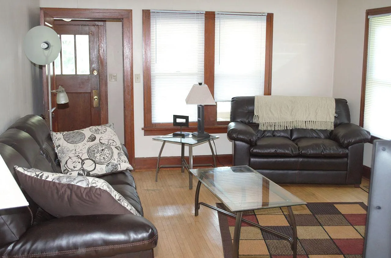 5 bed, 2080 sqft, $440 — Photo 2
