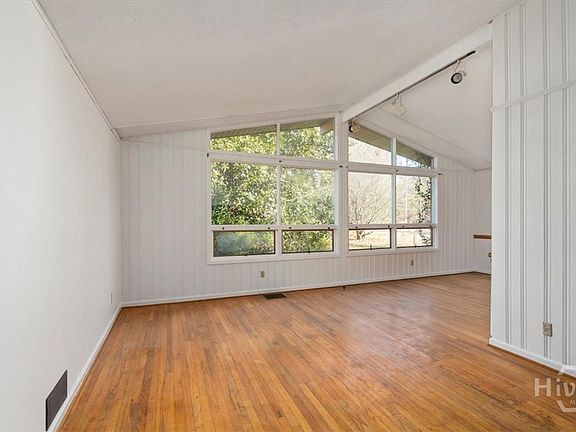 4th image of 789 Glenn Carrie Road