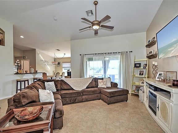 5th image of 215 NW 16th Pl