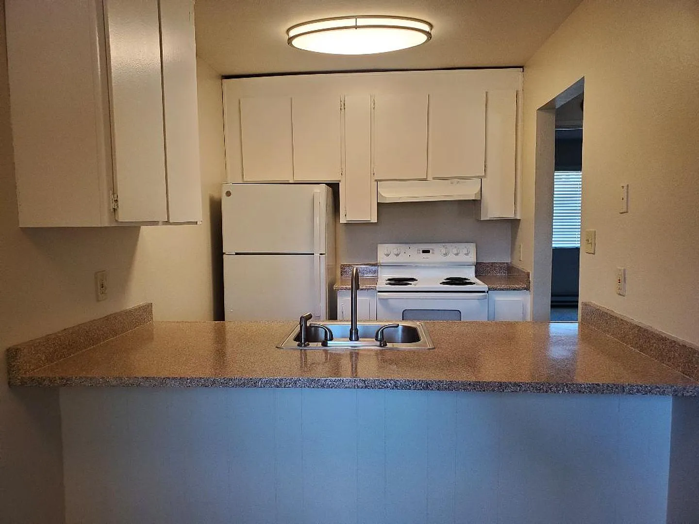 Emerald Gardens Apartments — Photo 2
