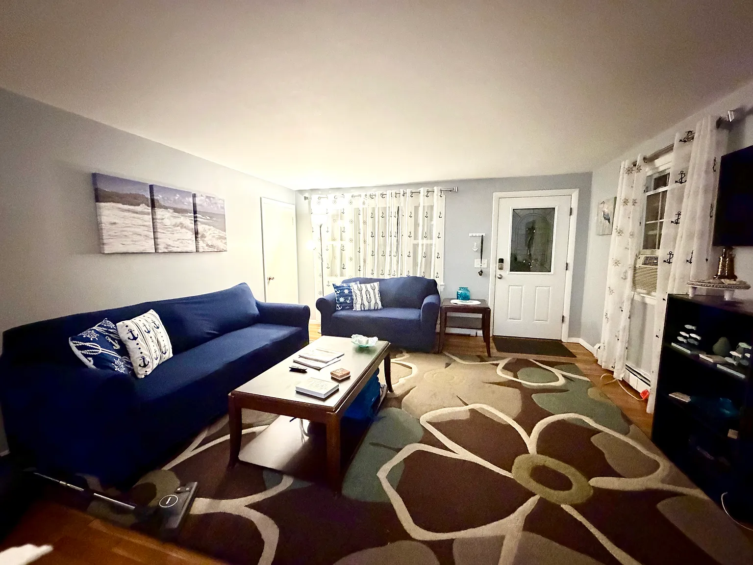 3 bed, 988 sqft, $2,400 — Photo 1