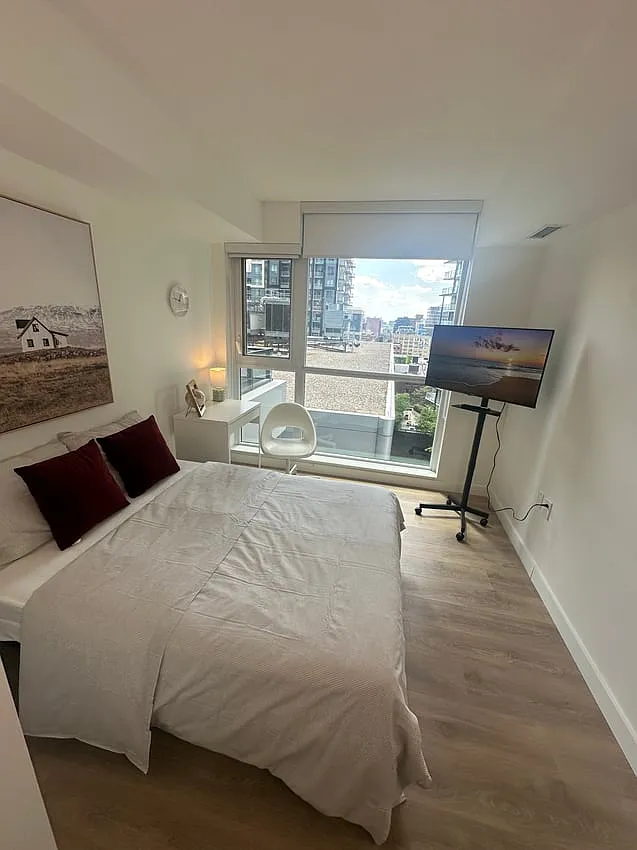 Master Room - Widmer St & Adelaide St West — Photo 3