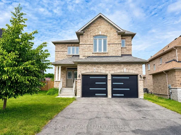 8 Pearl St, Wasaga Beach, ON L9Z 0G9