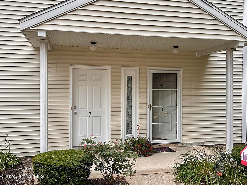 3rd image of 907 Greenwich Drive