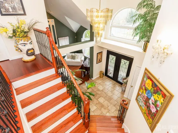 2 Kristen Ct, Matawan, NJ 07747