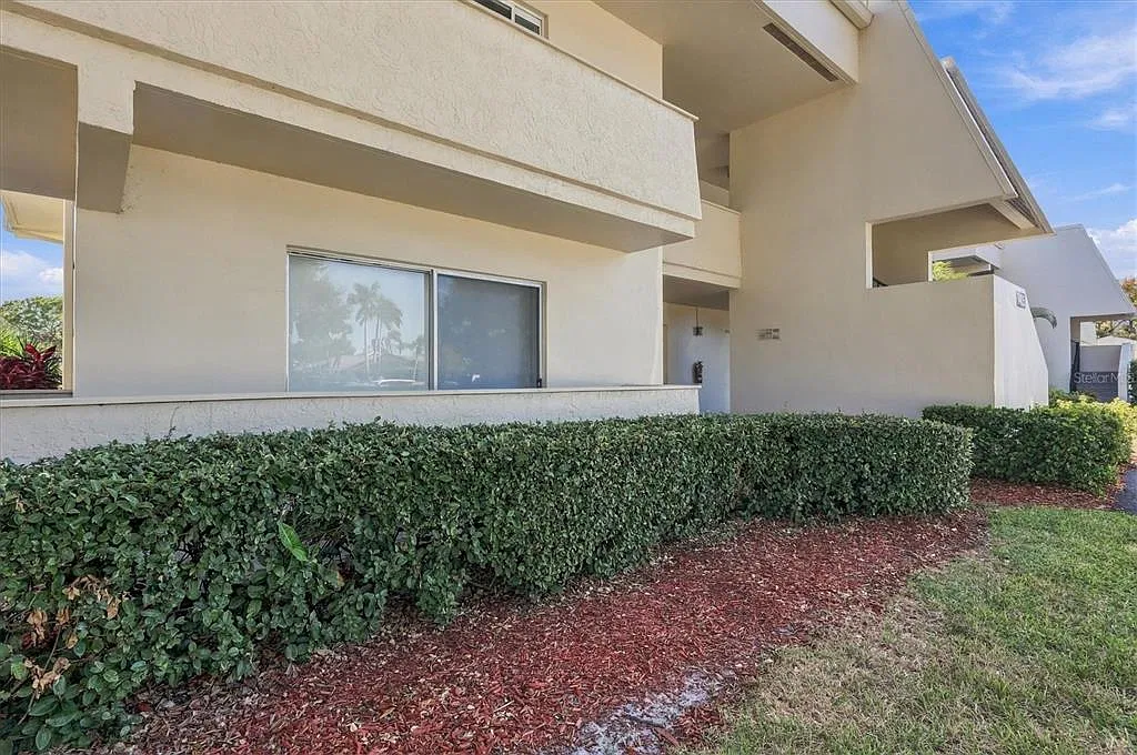 3 bed, 2.0 bath, 1444 sqft, $3,200 — Photo 1