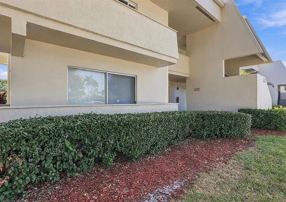 7405 W Country Club Dr N #104