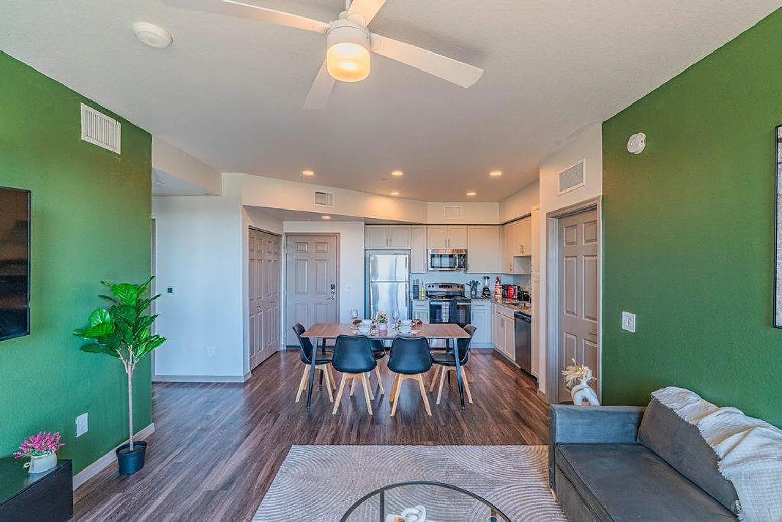 2 bed, 2.0 bath, 893 sqft, $3,594 — Photo 4