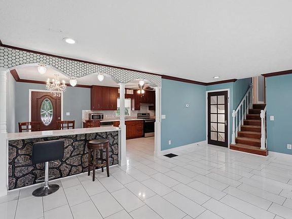 5th image of 420 Henson Cir