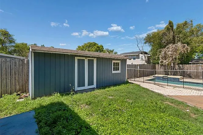 310 E Paris St — Photo 15
