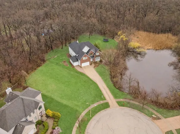 9025 Darien Woods Ct, Darien, IL 60561