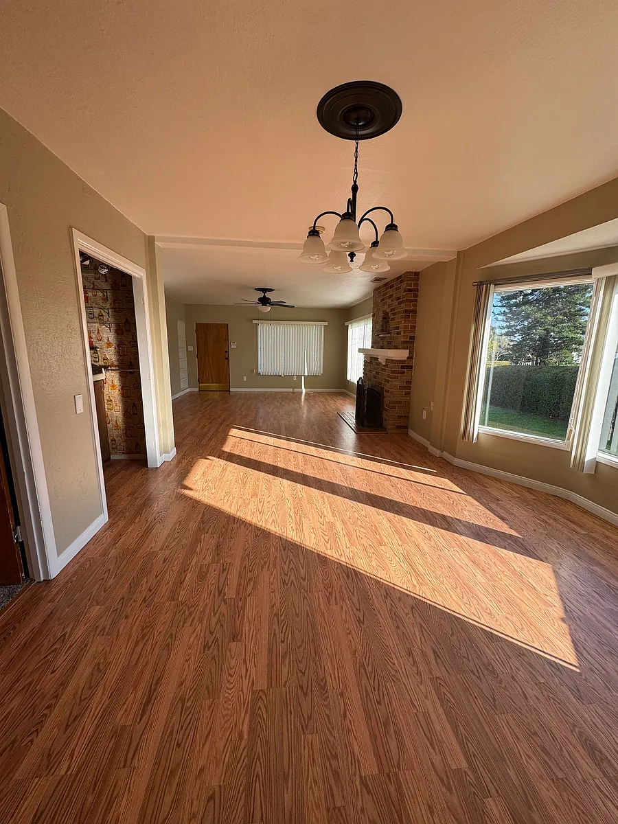 Building Photo - 2984 Buena Vista Ave