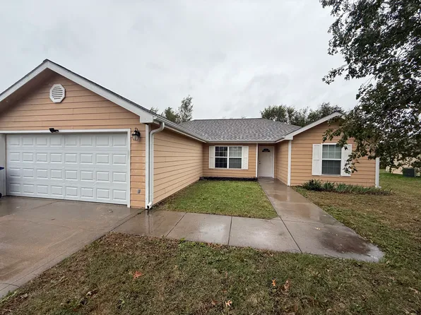 1613 W 14th Street Pl, Junction City, KS 66441