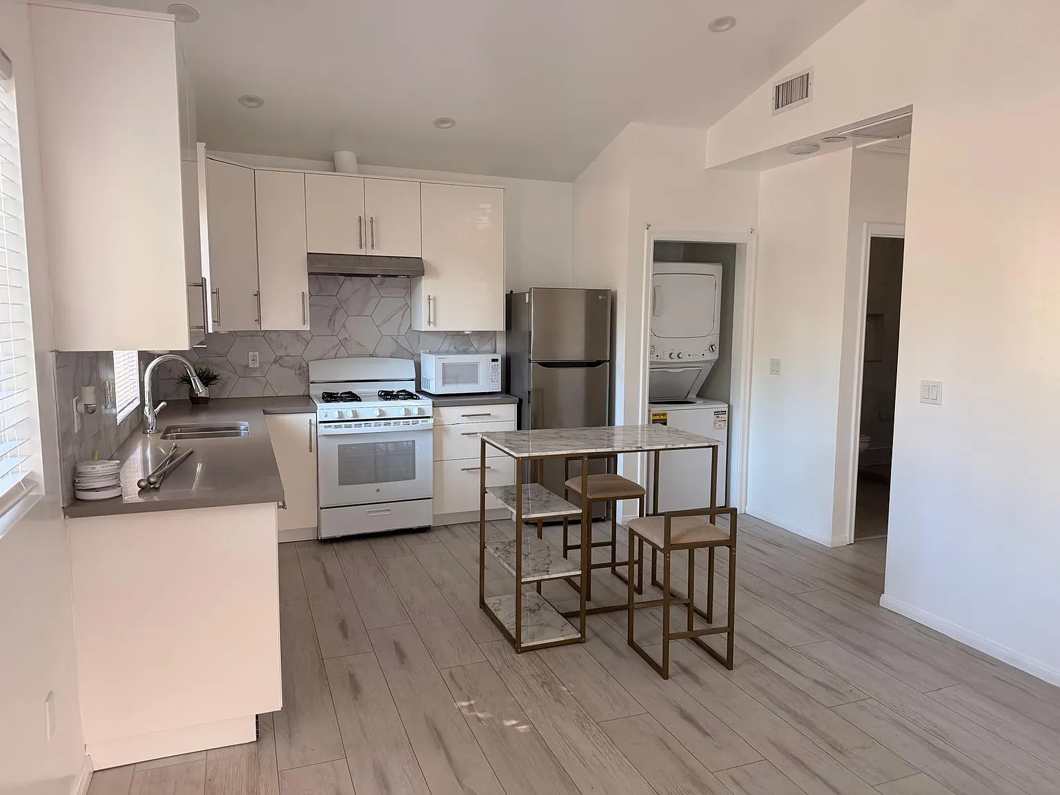1 bed, 450 sqft, $2,200 — Photo 4