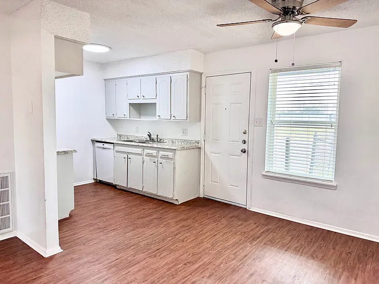 441 SW Thomas St #D — Photo 9