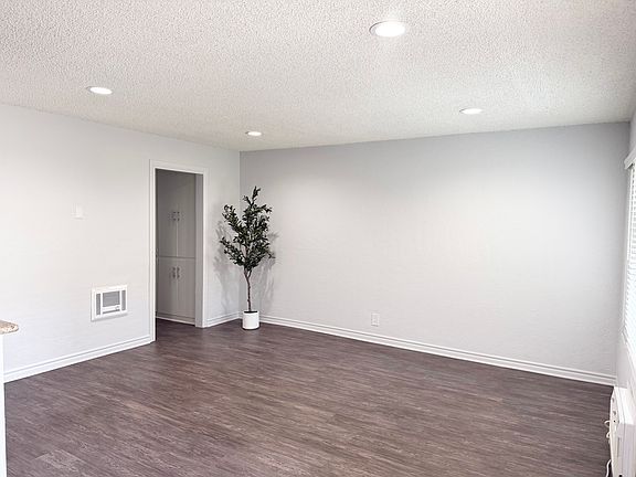 4th image of 2525 Carson St APT 4