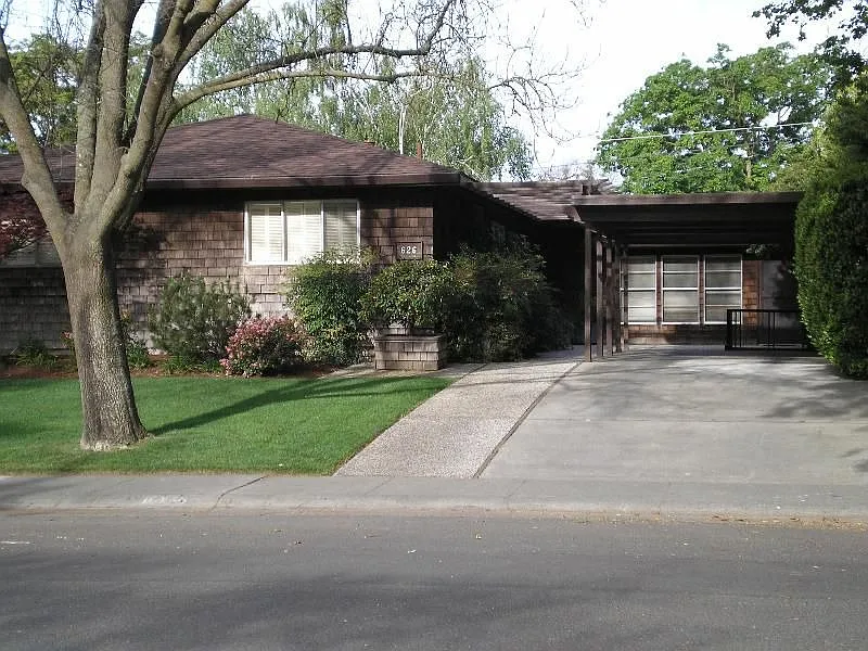 626 Elmwood Dr photo 1
