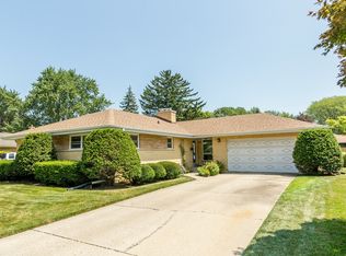 435 Pinehurst Dr, Des Plaines, IL 60016